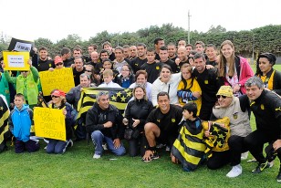 Los niños del Centro CANDI visitaron a los aurinegros en Los Aromos. 