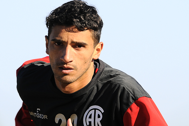 Facundo Moreira al mediocampo de Rentistas.