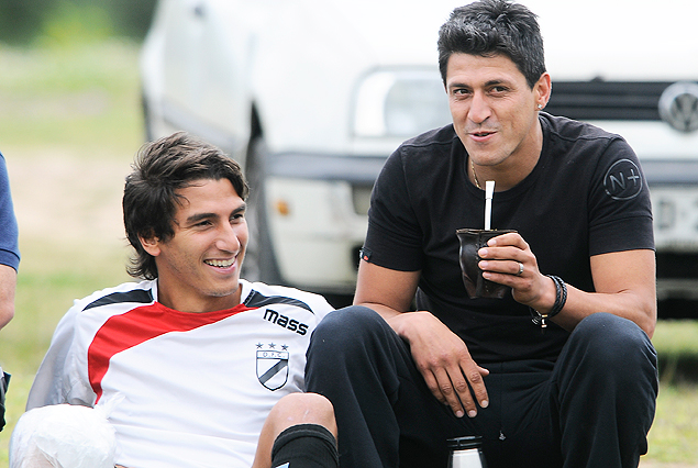 Julio Ferrón junto a Fabián Canobbio que saborea un amargo y ya camina sin la ayuda de muletas.