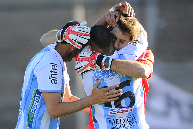 Rodrigo Odriozola, Alejandro Lago y Daniel Leites en el apretado abrazo del festejo triunfal albiceleste.