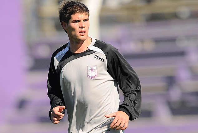 Federico Gino podría ocupar el lugar que deja vacante Zeballos en los violetas. 
