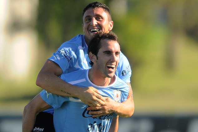 Cristian Rodríguez y Diego Godín, titulares ante Ecuador en Quito.