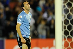 Diego Godín y el lamento tras el primer gol argentino.