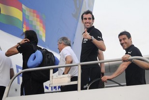 Diego Godín captado al caer la tarde cuando ascendían al avión en Guayaquil. Aparece junto a Scotti que sonré y Tabárez que camina adelante. Scotti se suma al gesto positivo del zaguero del Atlético de Madrid.