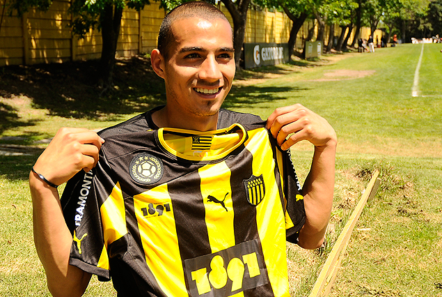 "Maxi" Gómez mostró la camiseta en Los Aromos. 