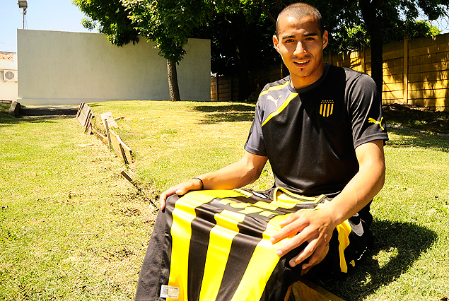 Maximiliano Gómez con la camiseta de Peñarol en Los Aromos. 