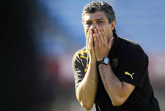 Jorge “Tito” Goncalvez, entrenador de Peñarol, en su primer partido al frente del equipo que se despidió silbado por los hinchas.