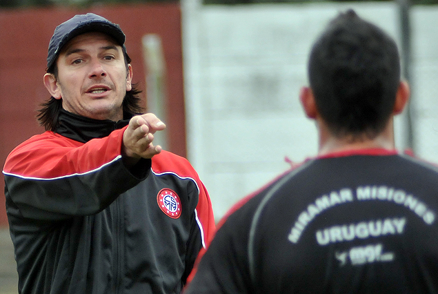 Gonzalo De los Santos da indicaciones a sus dirigidos. Miramar Misiones cayó 2:0 ante El Tanque Sisley. 