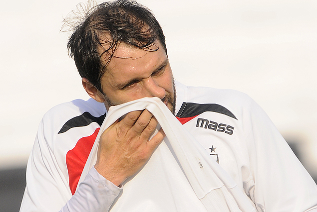 Jadson Viera tiene cuatro amarillas y el viernes a la cancha en el clásico. 