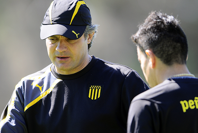 Jorge "Tito" Goncalvez y "Japo" Rodríguez, en Los Aromos. El técnico contará con el volante, que será rehabilitado de la suspensión. 