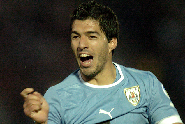 Luis Suárez metió dos goles en el Liverpool y viajó a Turquía directo a la Celeste.