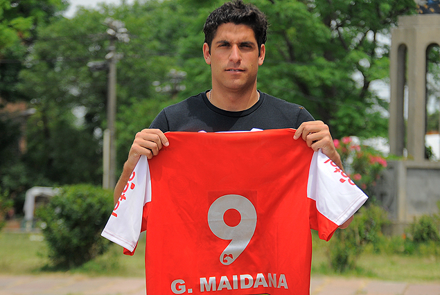 Guillermo Maidana con la camiseta Nª9 que simboliza al goleador de los rojos. 