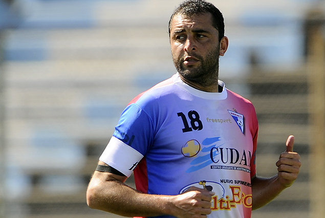 Marcelo Méndez, en la zaga de Huracán FC.