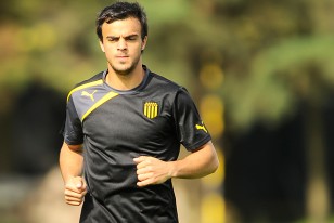 El juvenil Augusto Medina en pleno entrenamiento. El zaguero podría integrar la lista de concentrados.
