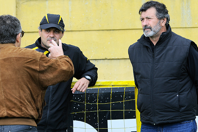 Walter Olivera de visita en Los Aromos, en plena charla con Fernando Morena y Jorge "Tito" Goncalvez.