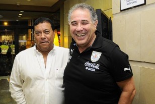 José María Muníz y Hebert Revetria se ríen en el reencuentro. Integraron una recordada delantera de Nacional junto con Carrasco, Caillava y Pagola.