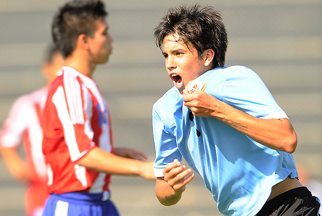 Ignacio Neira grita el primer gol uruguayo en la victoria 3:2 sobre Paraguay.