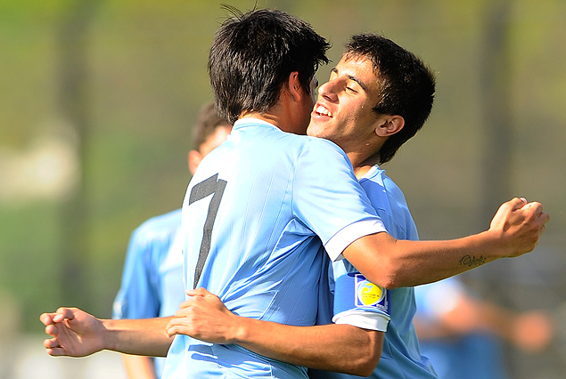 Ignacio Neira abraza y felicita a Diego Rossi, autor del segundo gol celeste.