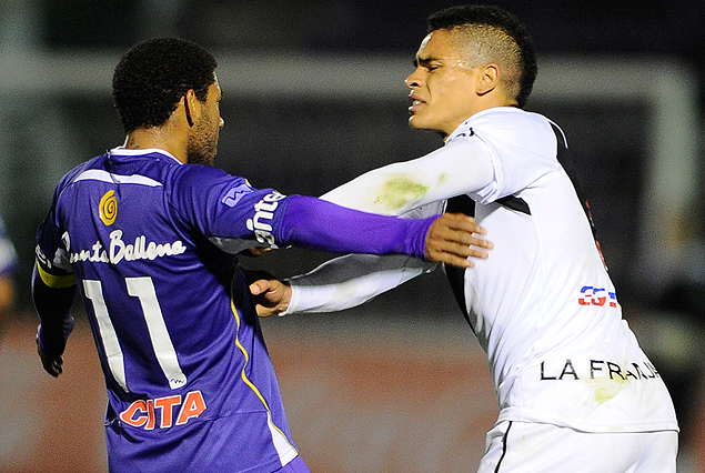 Nicolás Olivera y Jonathan Alvez, escaramuzas y empujones en el final caliente del clásico.