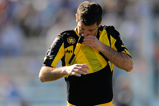 "Tony" Pacheco en el final de Peñarol que perdió en la Villa y agravó su caída en el Torneo Apertura, a quince puntos de Nacional. 