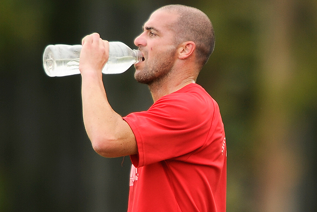 Walter Pandiani bebe agua al finalizar el entrenamiento del miércoles. El "Rifle" debuta ante Wanderers.