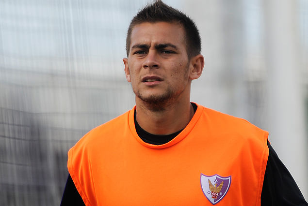 Gonzalo Papa pieza firme en el mediocampo de Fénix. 