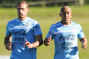 Diego "Ruso" Pérez y Egidio "Cacha" Arévalo Ríos, gladiadores del mediocampo uruguayo. 