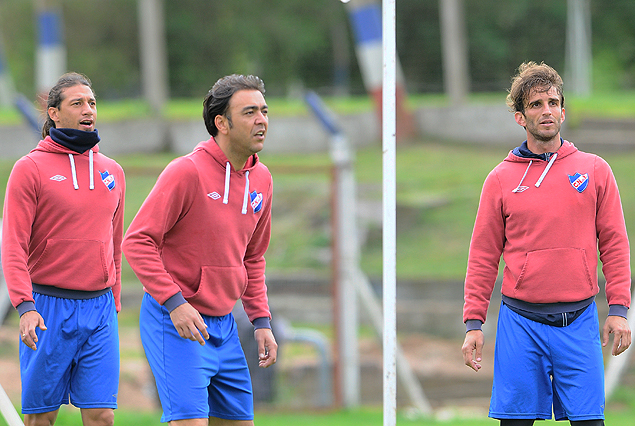 Richard Porta, Alvaro Recoba e Iván Alonso en el momento del recreativo con fútbol tenis. 