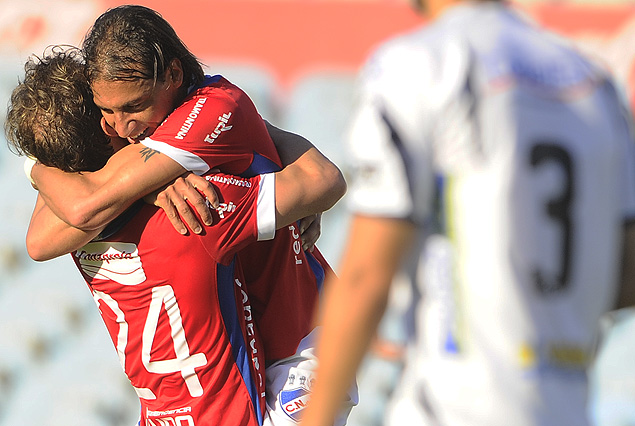Richard Porta en el abrazo de gol con Aiván Alonso, letales para la alegría de los tricolores.