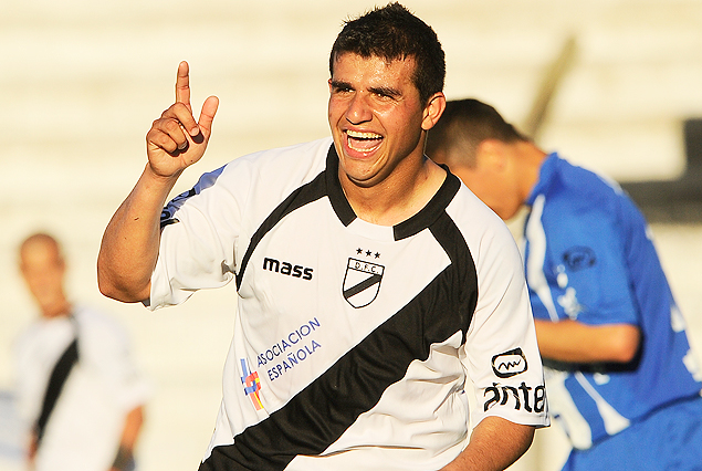 Líber Quiñónes es una postal de gol. Danubio venció a Juventud y se mantiene el tope del Apertura.