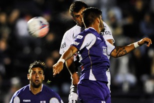 Tercer gol de Danubio. Líber Quiñones ya sacó el cabezazo y la pelota marcha con destino de red.