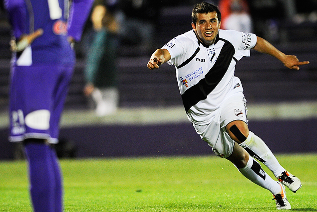 Líber Quiñones en la corrida triunfal del festejo del primer gol danubiano.