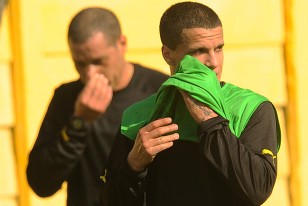 Nicolás Raguso en el entrenamiento vespertino de Peñarol, ocupará el lugar de Darío Rodríguez, en el fondo.
