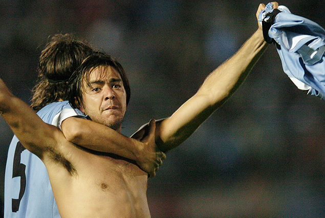 El festejo de Alvaro Recoba, la noche del 12 de octubre del 2005,  recibiendo el abrazo de Pablo García. Fue la única vez que Uruguay le ganó a Argentina por las Clasificatorias.