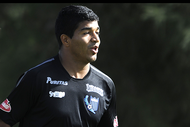 Rodrigo Aguirre en el ataque de los negriazules. 