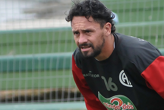 Rodrigo Vázquez ingresa en el mediocampo de Rentistas. 