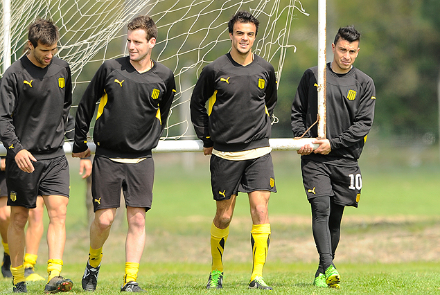 "Japo" Rodríguez llevando el arco con los jugadores de tercera división en el CAR de Solymar.