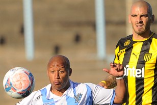 "Hay que poner el pecho y levantar la cabeza", afirmó Damián Macaluso que intenta cerrarle el paso a Romario Acuña.