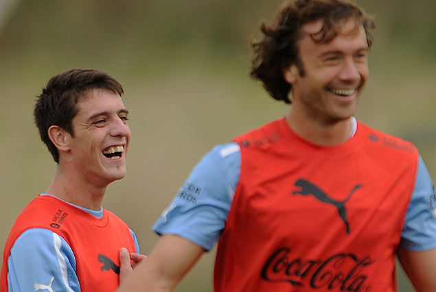 Alejandro Silva, el "tapado" del Maestro y el capitán Diego Lugano, a todo risa en el complejo. 