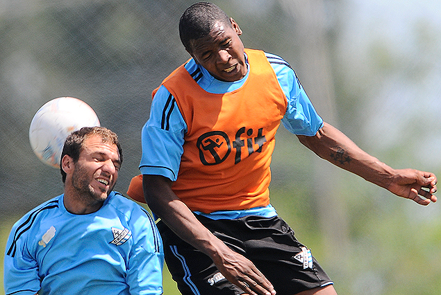 Hugo Silveira va arriba ante la marca de Claudio Dadomo en el entrenamiento en Peñarol Universitario. 