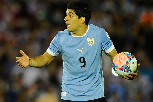 Luis Suárez en pose clásica y con la pelota, su mejor amiga en la mano izquierda. Goleador de la eliminatoria y de la selección uruguaya.