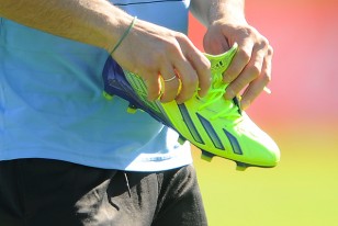 Luis Suárez porta entre sus manos, el zapato que especialmente diseñaron para él. 
