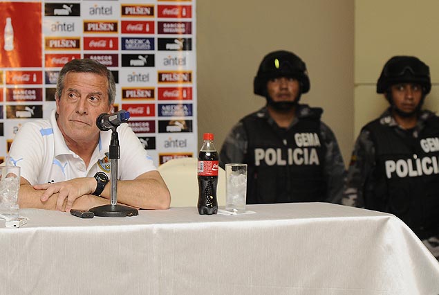Oscar Tabárez en conferencia de prensa en el Hotel Sheraton de Guayaquil.