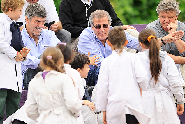 Oscar Washington Tabárez, maestro de profesión, rodeado por alumnos de la escuela N° 47 en el Parque Capurro.