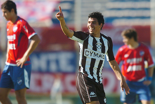Una tarde genial de Wanderers y el festejo de Emiliano Telechea, autor de uno de los goles, mientras no terminan de entender y observan los tricolores Raúl Ferro y "Matute" Morales.