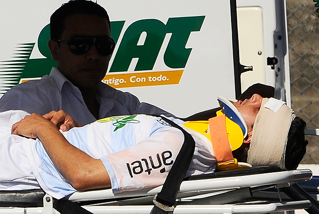 Luis Urruti, sufrió traumatismo cráneo, y en camilla es introducido en la ambulancia de SUAT.