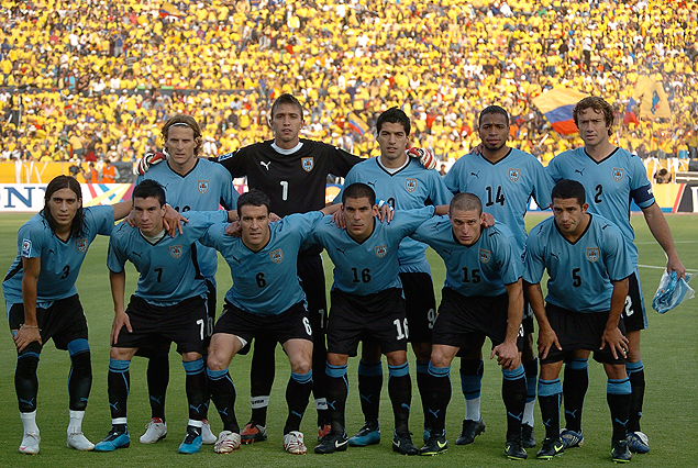 Esta es la formación inicial de Uruguay, aquel 10 de octubre del 2009, que le ganó en el mismo escenario de ahora a Ecuador 2 a 1. La última selección que al momento y desde entonces, le ha ganado de visita por las Clasificatorias.