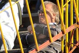 El Esc. Edgar Welker, vicepresidente aurinegro, es la imagen de la desolación en la tribuna Brasil.