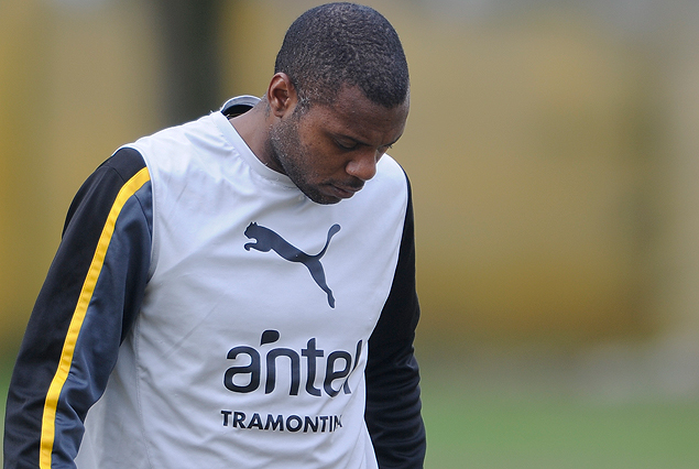 Marcelo Zalayeta salió de la práctica golpeado en la rodilla derecha. 