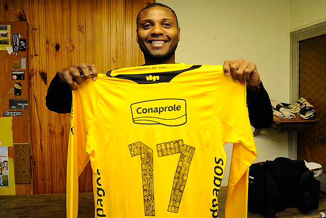 Marcelo Zalayeta muestra la N°17 sonriendo en Los Aromos. 